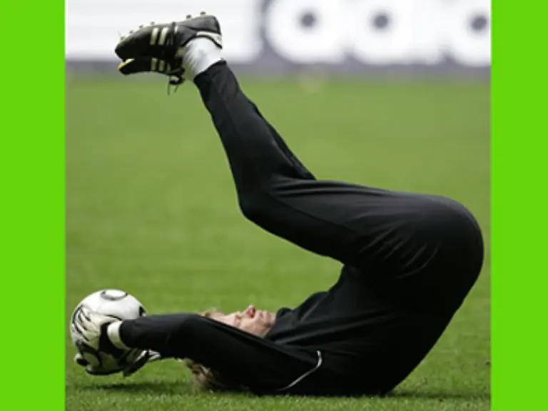 und-drischt-den-Ball-in-Richtung-Tor-Oliver-Kahn-haelt-und-Oliver-Kahn-gibt-den-Ball-zurueck-ins-Spiel