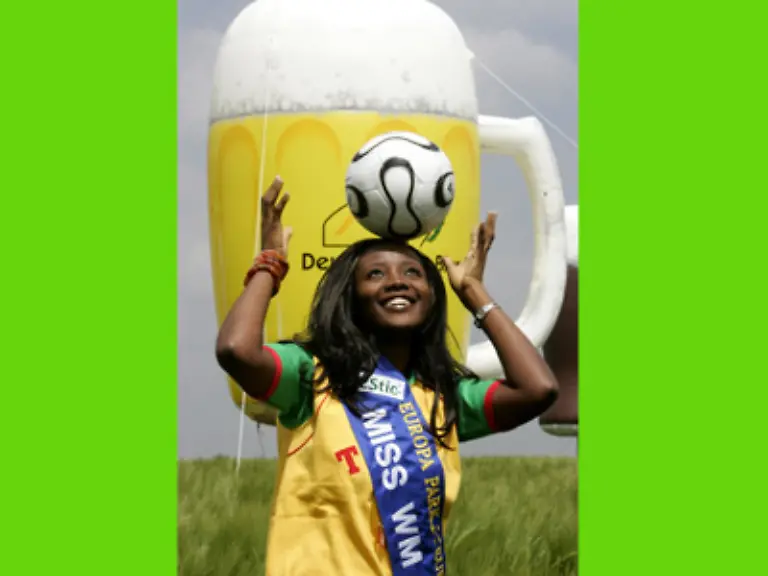 Siegerin-wurde-Edwige-Madze-aus-Togo-und-wie-die-mit-dem-Ball-umgehen-kann-mein-lieber-Scholli-Da-koennen-die-Jungs-sich-mal-ein-Scheibchen-von-abschneiden