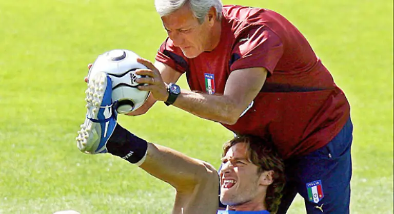 Dachte-sich-auch-Trainer-Lippi-und-ist-unerbittlich-Da-muss-er-getroffen-werden-verstehst-du-genau-da