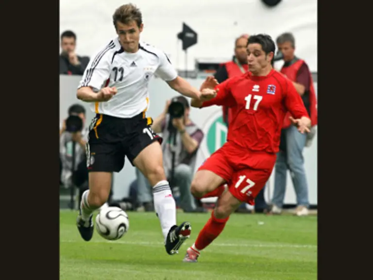 wird-sich-Muehe-geben-als-Ballkuenstler