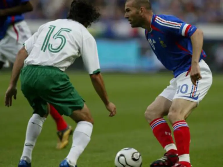 und-Maenner-die-ein-Talent-fuer-alles-Runde-haben-Oh-Zinedine-seufz-werden-den-Ball-mit-ihren-pedikuerten-Fuessen-behandeln-als-wuerden-sie-einer-Frau-das-Seidennachthemd-mit-den-Zehen-aeh-Zaehnen-von-den-Schultern-streifen