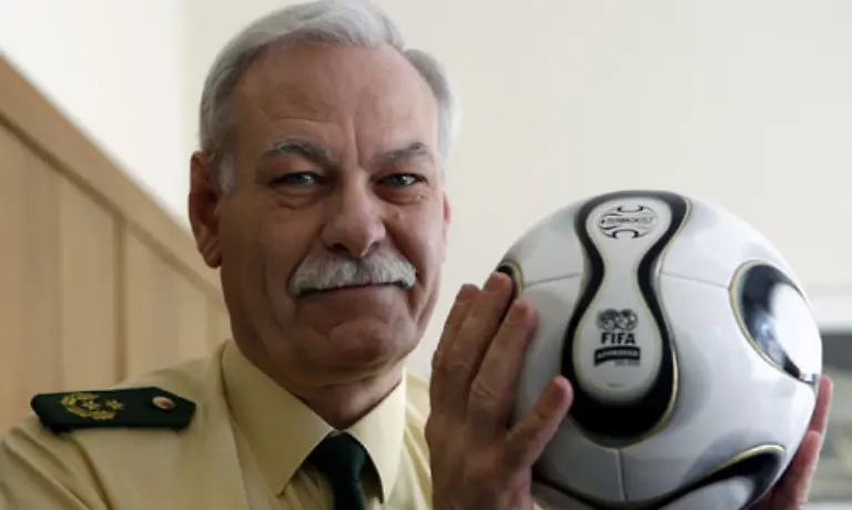 Und-ueber-den-korrekten-Ablauf-der-WM-ausserhalb-des-Stadions-wacht-Polizeidirektor-Juergen-Klug