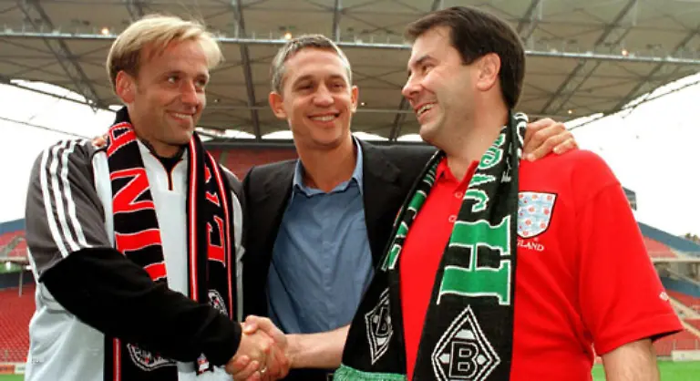 Fussball-ist-ein-Spiel-bei-dem-22-Spieler-hinter-einem-Ball-herjagen-und-am-Ende-gewinnt-immer-Deutschland
