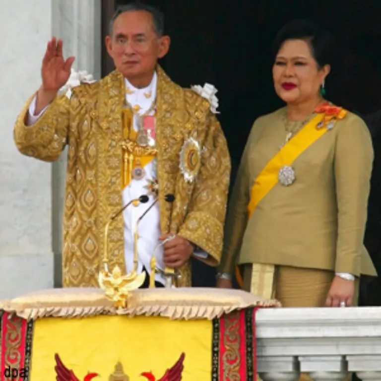 Der-thailaendische-Koenig-feiert-Vor-genau-60-Jahren-hat-er-den-Thron-bestiegen-Und-weil-er-mittlerweile-der-wohl-dienstaelteste-Monarch-der-Welt-ist