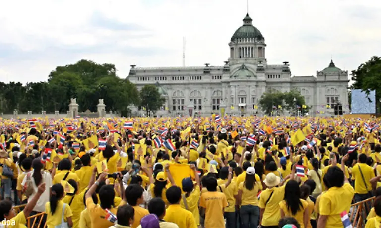 Gelbe-T-Shirts-mit-dem-koeniglichen-Emblem-sind-gerade-der-Renner-in-Bangkok-weil-gelb-die-Farbe-von-Koenig-Bhumibol-ist