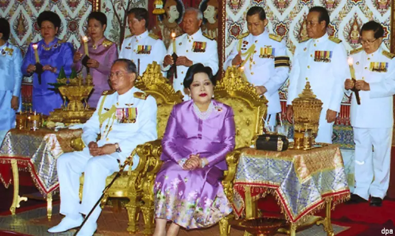 Als-der-im-amerikanischen-Cambridge-geborene-Bhumibol-Adulyadej-zum-neunten-Rama-und-Koenig-der-Chakri-Dynastie-gekroent-wurde-da-sagten-ihm-die-wenigsten-eine-solch-glanzvolle-Herrschaft-voraus-Nicht-nur-dass-ihm-die-Thronfolge-durch-den-raetselhaften-Tod-seines-Bruders-zugefallen-war-den-Bhumibol-selbst-fuer-Mord-hielt-Er-kannte-auch-das-Land-nicht-das-er-regieren-sollte