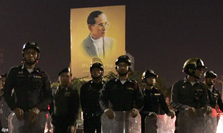 Wie-maechtig-Thailands-Koenig-aber-noch-immer-ist-zeigt-sich-in-kritischen-Augenblicken-Zuletzt-bei-der-Regierungskrise-im-Maerz-dieses-Jahres