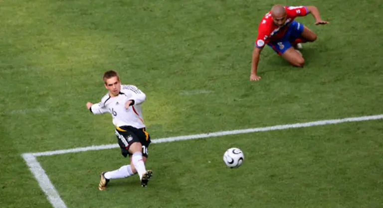 Bereits-nach-sechs-Minuten-faellt-das-erste-Tor-Philipp-Lahm-zirkelte-den-Ball-ins-rechte-obere-Tordreieck