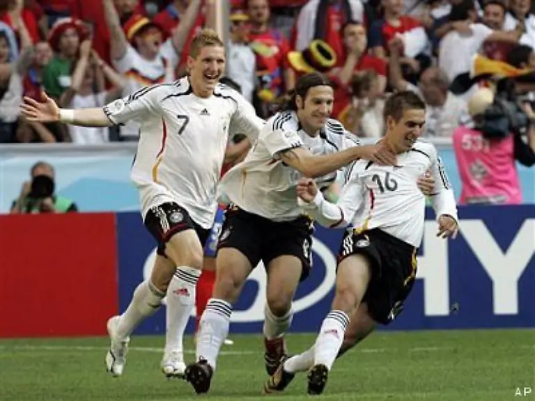 Damit-hatte-keiner-gerechnet-Frings-und-Schweinsteiger-feiern-den-Schuetzen