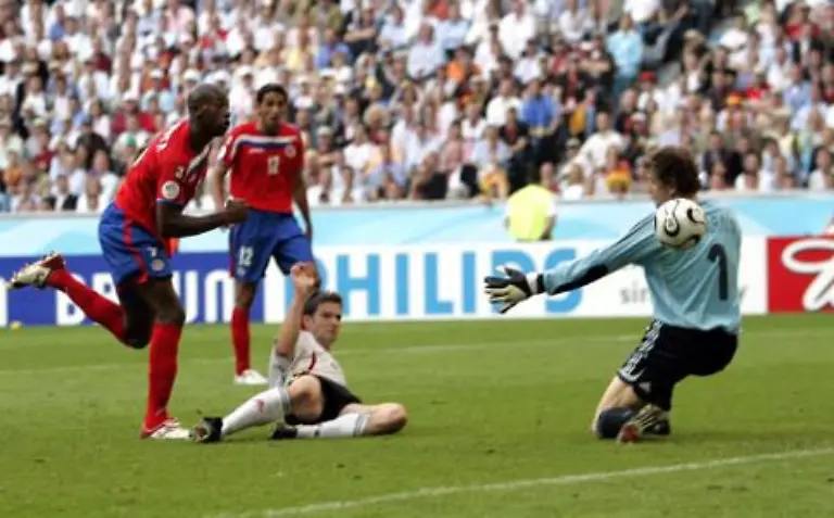 Stuermerstar-Paulo-Wanchope-stand-nach-einem-Pass-von-Mauricio-Solis