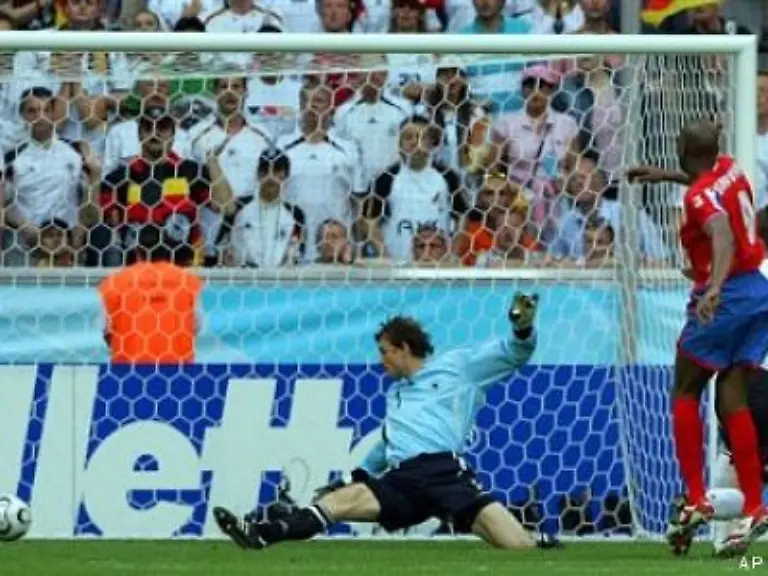 urploetzlich-frei-vor-Torwart-Jens-Lehmann