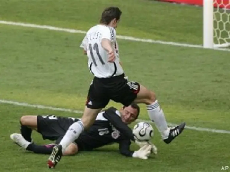 Doch-in-der-17-Minute-zeigte-dann-Miroslav-Klose-was-er-kann