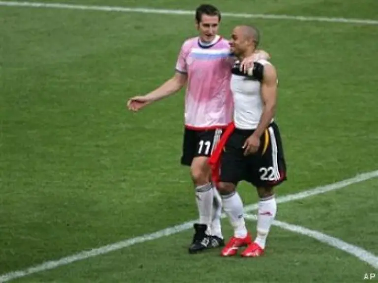 Der-zweifache-Torschuetze-Miroslov-Klose-zeigte-sich-nach-dem-Spiel-auch-entsprechend-erleichtert