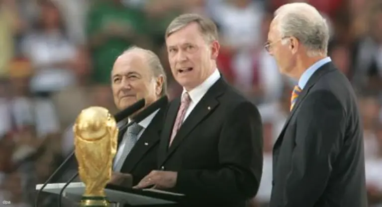 Endlich-geht-es-los-Wir-freuen-uns-auf-vier-Wochen-Fussball-Fussball-Fussball-sagte-Bundespraesident-Horst-Koehler-bei-der-Feier