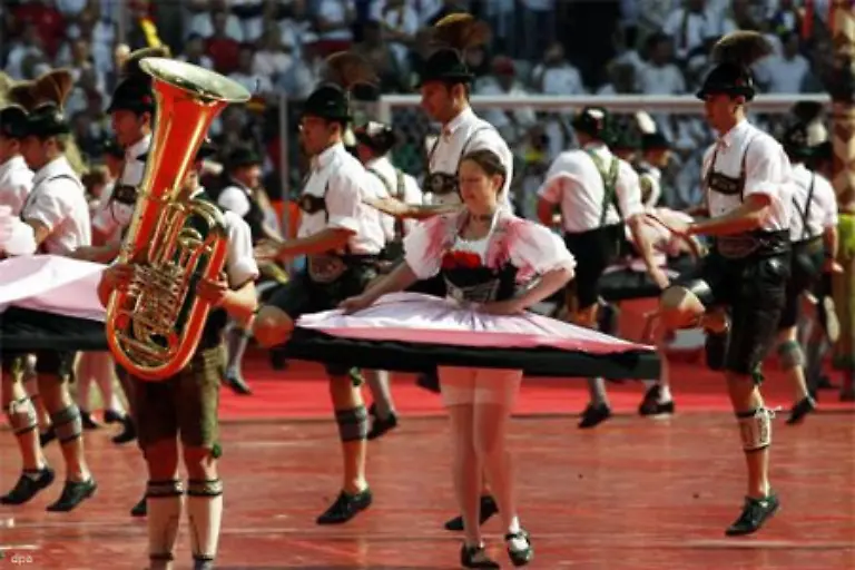 180-Trommler-in-Lederhosen-14-Goasslschnalzher-150-Schuhplattler