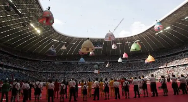 59-416-begeisterte-Zuschauer-im-Stadion-sowie-rund-eine-Milliarde-Menschen-im-Fernsehen-verfolgten-die-Show