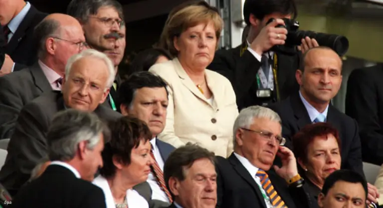 unter-ihnen-auch-pflichtbewusst-Bundeskanzlerin-Angela-Merkel-und-Bayerns-Ministerpraesident-Edmund-Stoiber