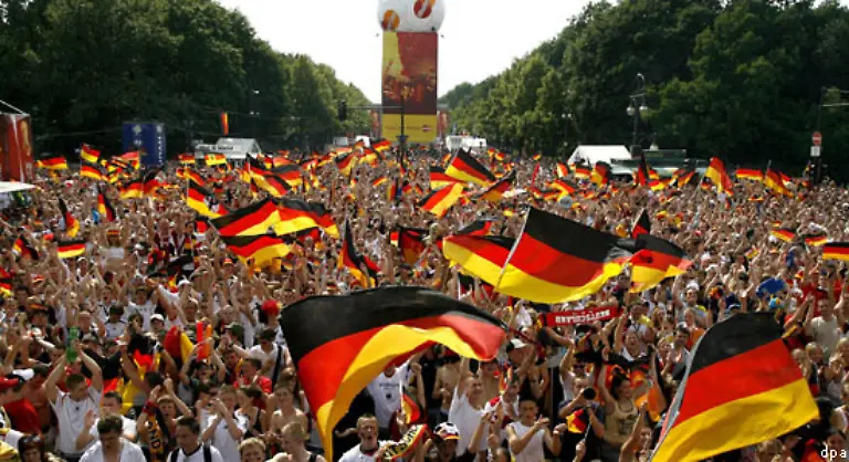 Seit-1919-seit-einem-entsprechenden-Beschluss-des-Staatenausschusses-der-Weimarer-Nationalversammlung-sind-Schwarz-Rot-und-Gold-die-offiziellen-Farben-der-deutschen-Nationalflagge