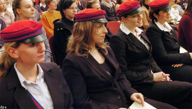 Als-Studenten-sich-1815-in-Jena-zur-ersten-Burschenschaft-zusammenschliessen-waehlen-sie-Schwarz-Rot-Gold-zu-ihren-Farben-Sie-denken-dabei-an-die-Luetzow-schen-Freiheitskaempfer