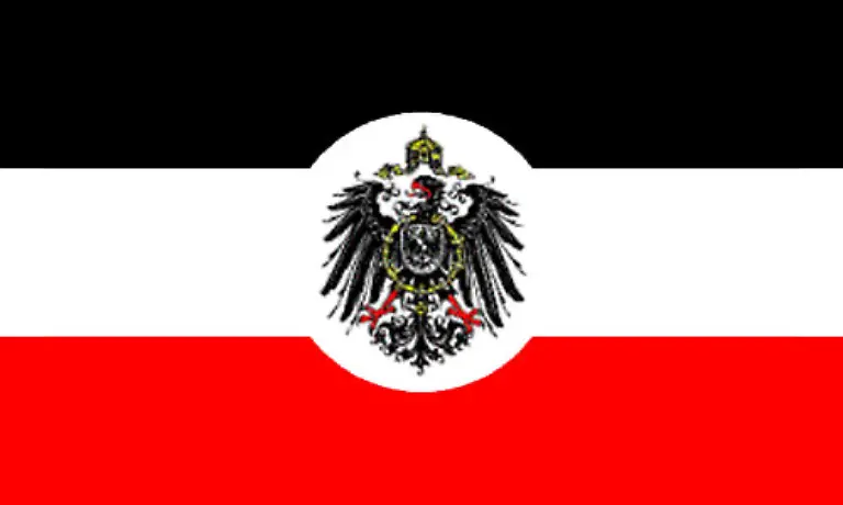 wird-die-Fahne-des-norddeutschen-Bundes-zur-Reichsflagge-Damit-wird-Schwarz-Weiss-Rot-auch-fuer-die-Bevoelkerung-zum-Symbol-der-nationalen-Identitaet-Lediglich-Reichsfeinde-wie-Sozialdemokraten-und-Demokraten-sehen-darin-die-Fahne-der-Unterdrueckung