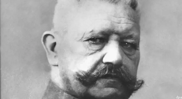 So-auch-Hindenburg-1926-erlaesst-der-neu-gewaehlte-Reichspraesident-eine-Verordnung-die-den-aussereuropaeischen-Vertretungen-befiehlt-neben-der-Reichs-auch-die-Handelsflagge-zu-zeigen