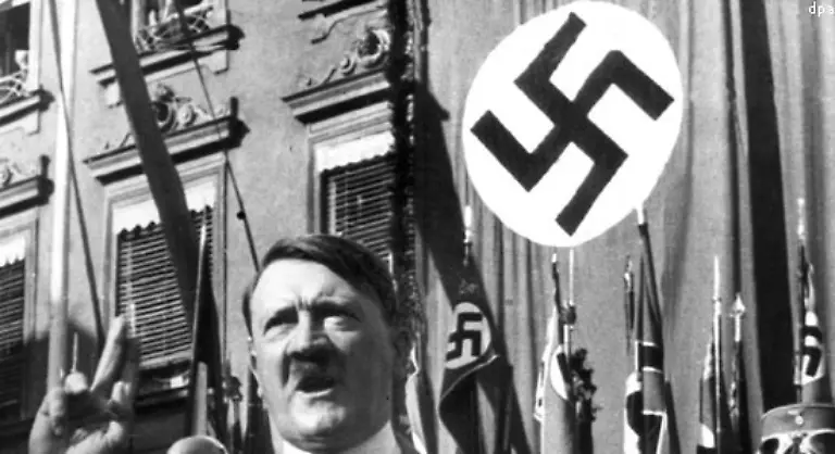 Die-Nazis-haben-eine-eigene-Fahne-Darin-uebernehmen-sie-die-Grundfarbe-des-Kommunismus