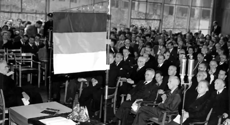 Nach-dem-Zusammenbruch-des-Nationalsozialismus-entscheidet-sich-der-Parlamentarische-Rat-in-Westdeutschland-fuer-Schwarz-Rot-Gold-eines-der-wenigen-Symbole-Deutschlands-das-nicht-diskreditiert-ist