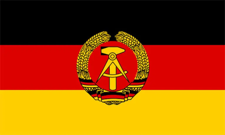 Auch-die-DDR-waehlt-Schwarz-Rot-Gold-zu-ihren-Farben-ergaenzt-die-Fahne-jedoch-um-einen-Aehrenkranz-mit-Hammer-und-Zirkel-Dies-soll-die-Einheit-von-Bauern-Arbeitern-und-Intelligenz-symbolisieren