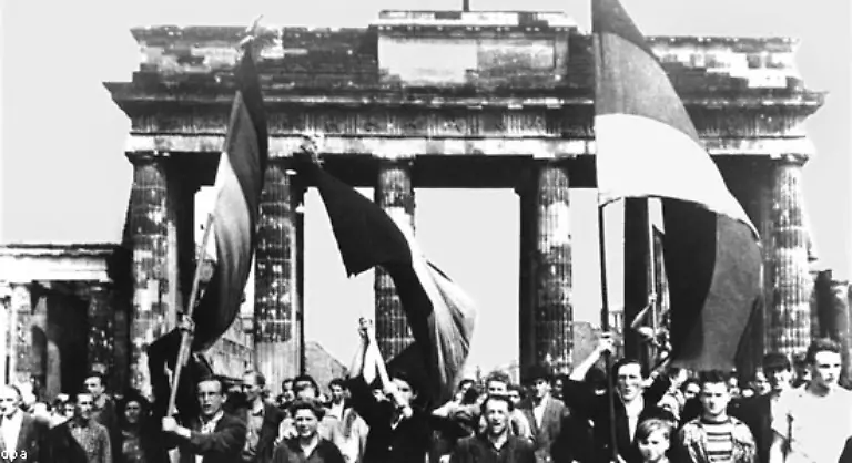 Die-Demonstranten-des-17-Juli-1953-allerdings-tragen-Fahnen-ohne-Hammer-Zirkel-und-Aehren-Sie-fordern-Freiheit-und-Einheit