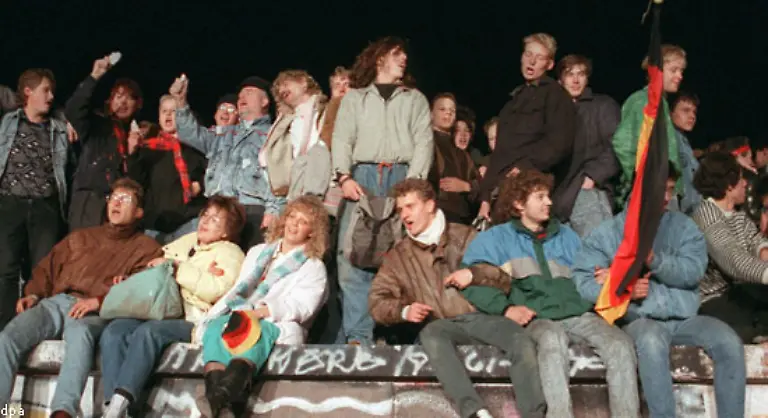 Auch-1989-werden-schwarz-rot-goldene-Fahnen-getragen-Zunaechst-nicht-so-viele