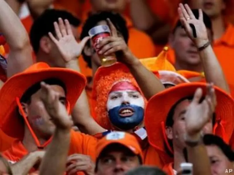 Auf-Verlaengerung-und-Elfmeterschiessen-waren-die-Oranje-Fans-sowieso-eingestellt