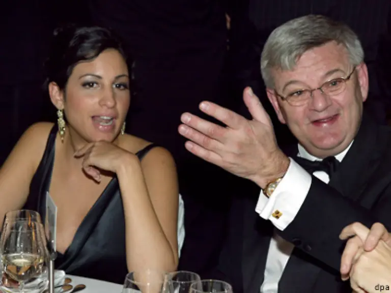 im-Umgang-mit-Frauen-von-19-jaehrigen-Studentinnen-bis-hin-zu-US-Aussenministerinnen-jedoch-erstaunlichen-Charme-zu-entwickeln-dazu-spaeter-mehr