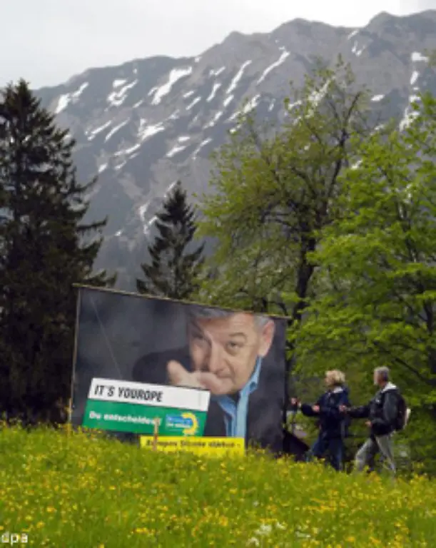 Dennoch-vertrat-er-die-Gruenen-nach-aussen-als-Galionsfigur-wurde-als-Vordenker-der-Partei-wahrgenommen-die-im-Jahr-2004-ihren-25-Geburtstag-feierte