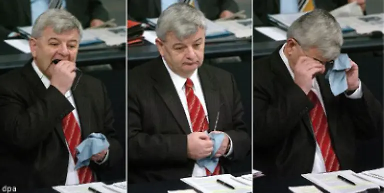 Dabei-kuemmerte-er-sich-um-die-partei-internen-Belange-nur-noch-am-Rande-aus-der-Innenpolitik-hielt-er-sich-zum-Aerger-manchen-Parteifreundes-wenn-moeglich-heraus