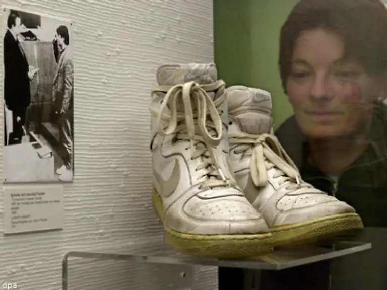 ueber-den-Turnschuh-Minister-Im-Bild-Die-Original-Schuhe-von-Fischer-die-er-1985-bei-seiner-Vereidigung-zum-hessischen-Umweltminister-trug-heute-ausgestellt-im-Deutschen-Ledermuseum-in-Offenbach