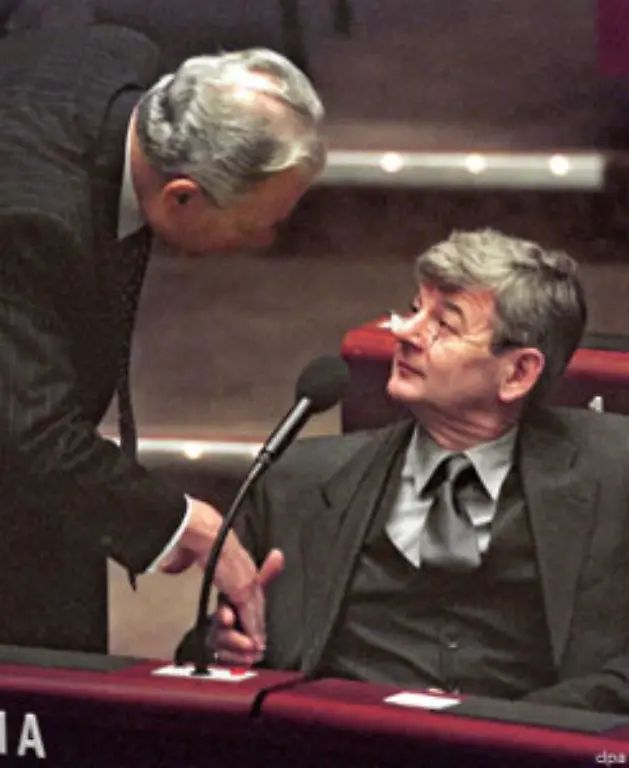 bis-hin-zum-Staatsmann-im-Dreiteiler-hier-1999-mit-EU-Kommissionspraesident-Jacques-Santer-auch-in-konservativen-Kreisen-so-gut-an-verkoerpern-doch-gerade-seine-Wandlungen-eine-nicht-nur-in-der-Politik-ungewoehnliche-Glaubwuerdigkeit