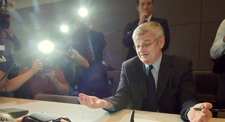 Maessig-motiviert-beginnt-er-in-Fellbach-wo-die-Eltern-inzwischen-wohnen-eine-Lehre-als-Fotograf-bricht-jedoch-auch-diese-bald-ab