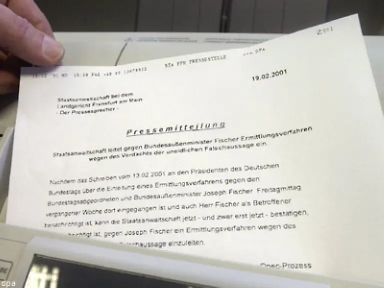 Hintergrund-die-Aussage-des-Aussenministers-beim-OPEC-Prozess-er-habe-nie-mit-der-ehemaligen-RAF-Terroristin-Margrit-Schiller-zusammengewohnt-Fischer-raeumt-ein-mit-Schiller-moeglicherweise-gemeinsam-gefruehstueckt-zu-haben-als-diese-in-der-benachbarten-Frauen-Wohngemeinschaft-uebernachtete-Die-Ermittlungen-werden-im-April-2001-eingestellt