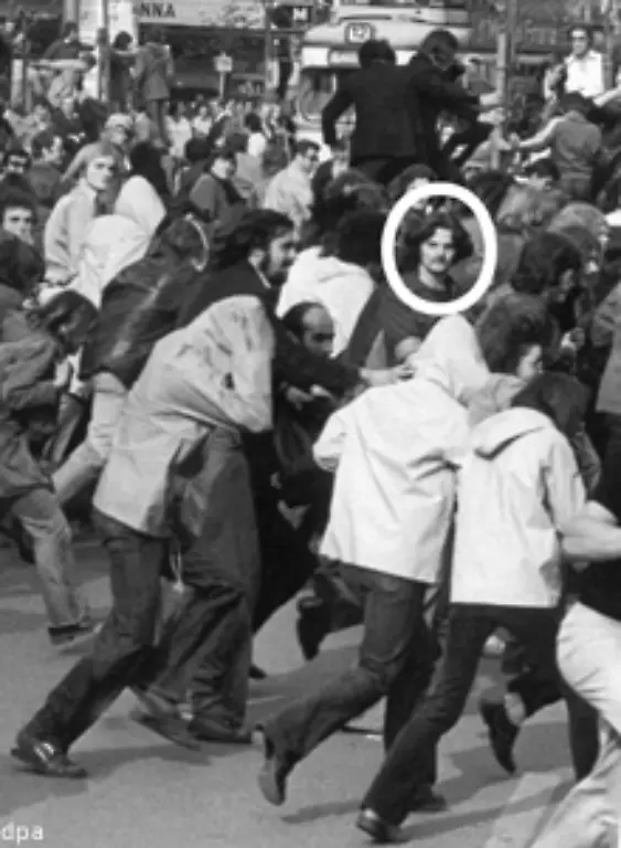 Beim-Agitieren-und-Protestieren-bleibt-es-nicht-Fischer-beteiligt-sich-an-Strassenschlachten