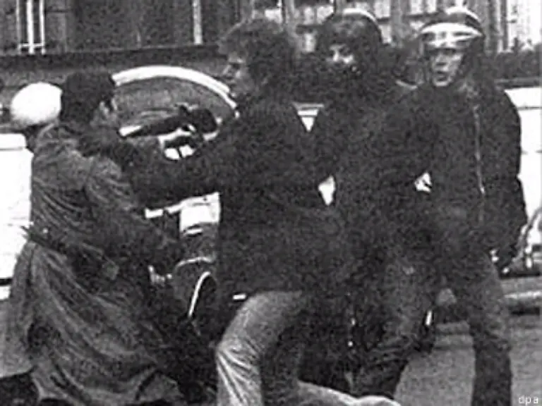 Am-7-April-1973-wird-der-Polizist-Rainer-Marx-brutal-zusammengeschlagen-Mit-dabei-ist-auch-Joschka-Fischer-2-v-r