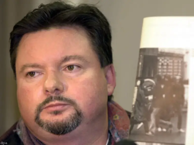 Nach-massiver-Kritik-muss-sich-Fischer-28-Jahre-spaeter-fuer-seine-Vergangenheit-als-Strassenkaempfer-entschuldigen-Er-raeumt-ein-bei-Demonstrationen-Polizisten-geschlagen-zu-haben-Rainer-Marx-verzeiht-ihm-Eine-persoenliche-Begegnung-mit-Marx-sucht-Fischer-aber-nicht