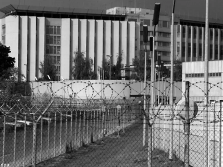 Nach-einer-Demo-gegen-den-Vietnam-Krieg-bei-der-er-die-Bannmeile-um-das-neue-Schloss-in-Stuttgart-missachtet-kommt-es-zur-Anklage-gegen-Fischer-Das-Urteil-Sechs-Tage-Haft-Er-sitzt-sie-in-Stuttgart-Stammheim-ab