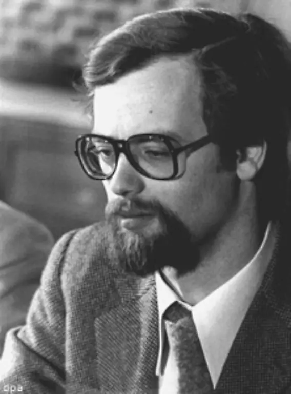 Doch-Mitte-der-70er-Jahre-kehrt-Ernuechterung-ein-Die-Studentenbewegung-zerfaellt-Waehrend-die-Mehrheit-der-Protestler-die-revolutionaere-Zeit-als-Abenteuer-hinter-sich-laesst-und-vom-Rand-der-Gesellschaft-in-ihre-Mitte-strebt-Im-Bild-Der-Vizechef-der-Jungsozialisten-Rudolf-Scharping-am-24-02-1975