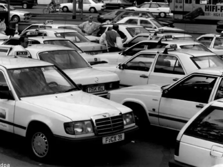 Fischer-gehoert-zur-dritten-Gruppe-er-faellt-in-ein-Loch-1977-spricht-er-von-Perspektivlosigkeit-Als-Taxifahrer-hat-er-viel-Zeit-um-nachzudenken-und-er-konstatiert-Die-Wirklichkeit-hat-sich-durch-unseren-Rueckzug-auf-uns-selbst-auch-nicht-veraendert