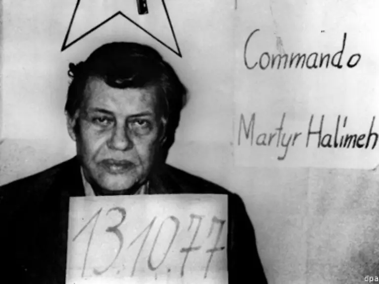 Die-RAF-Anschlaege-1977-und-die-Schleyer-Entfuehrung-leiten-bei-Fischer-nach-eigenem-Bekunden-einen-Sinneswandel-ein