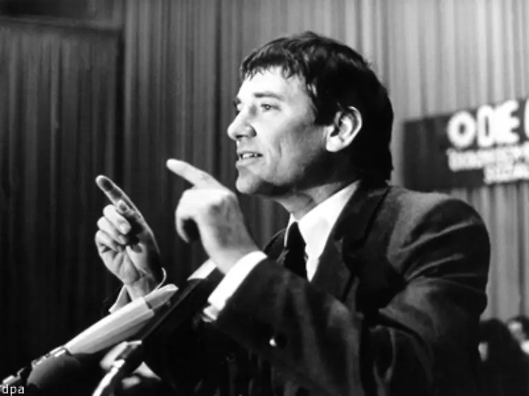 Fischers-Elan-erwacht-1981-Es-geht-um-die-Frage-ob-die-Frankfurter-Spontis-auf-den-Listen-der-Gruenen-fuer-das-Stadtparlament-kandidieren-duerfen-Diese-hatten-sich-ein-Jahr-zuvor-geruendet-Damals-mit-dabei-Der-Berliner-Rechtsanwalt-Otto-Schily-spaeter-Innenminister-und-Mitglied-der-SPD