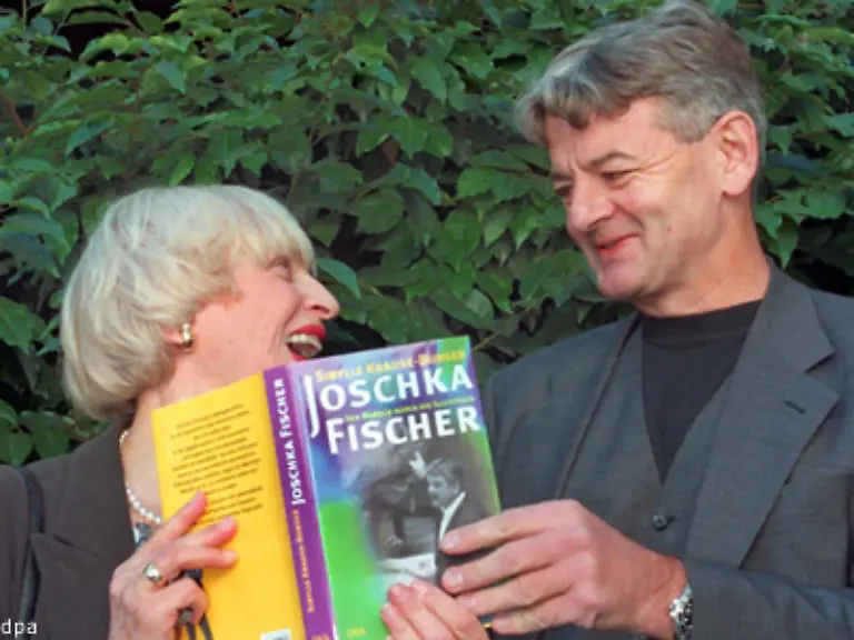 die-den-Stempel-der-Realpolitik-bekam-Ploetzlich-so-schreibt-Krause-Burger-traten-die-Revolutionaere-von-einst-als-Revisionisten-und-Reformer-auf-Spontis-erschienen-als-abgeklaert-und-Oeko-Bewegte-zeigten-sich-als-Heisssporne