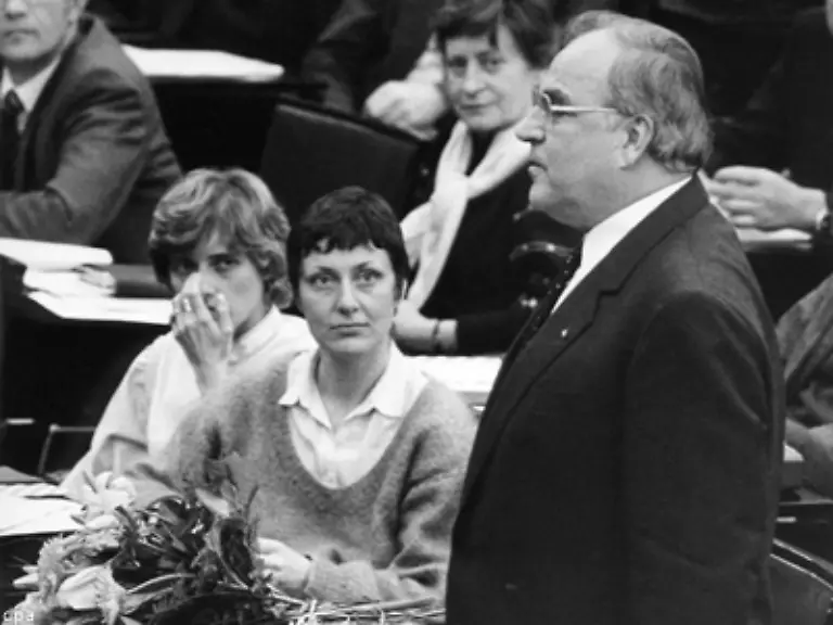 Machtstreben-und-Glueck-kommen-wohl-zusammen-Unerwartet-erreichen-die-Gruenen-bei-der-Bundestagswahl-1983-5-6-Prozent-Fischer-findet-sich-ploetzlich-im-Bundestag-wieder-Im-Bild-Bundeskanzler-Helmut-Kohl-CDU-nach-seiner-Wiederwahl-Links-die-Gruenen-Abgeordneten-Petra-Kelly-l-und-Marieluise-Beck-Oberdorf