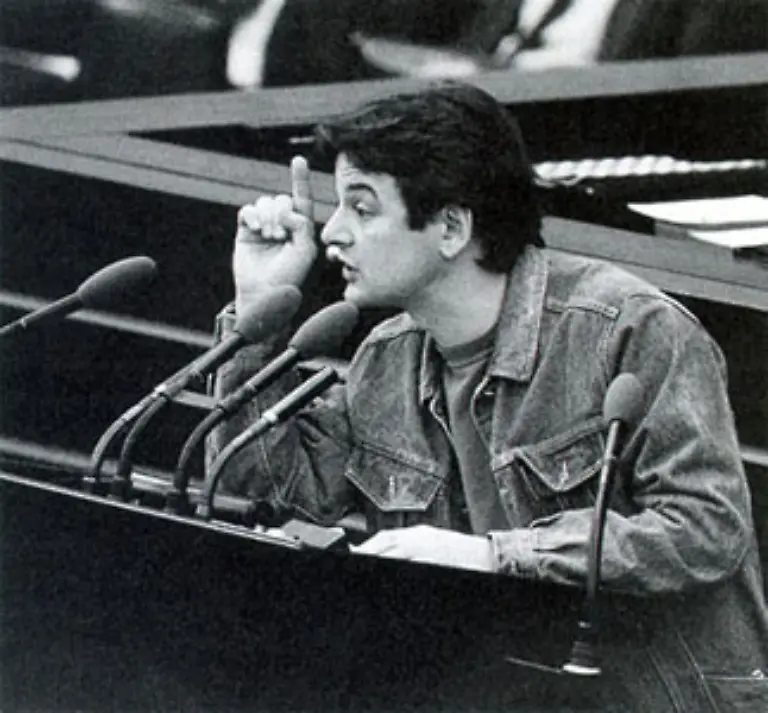 Fischer-wird-Mitglied-im-Innenausschuss-und-macht-als-Provokateur-von-sich-reden-Die-Tricks-fuer-sein-Amt-als-Parlamentarischer-Geschaeftsfuehrer-der-Fraktion-schaut-er-sich-bei-seinem-damaligen-Amtskollegen-der-Union-ab