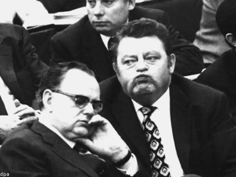 Im-Zuge-der-Bundestagsdebatte-ueber-den-NATO-Doppelbeschluss-kommt-es-im-November-1983-zu-dem-beruehmten-Ausruf-Fischers-an-Richard-Stuecklen-l-im-Bild-mit-dem-damaligen-CSU-Chef-Strauss-Mit-Verlaub-Herr-Praesident-Sie-sind-ein-Arschloch